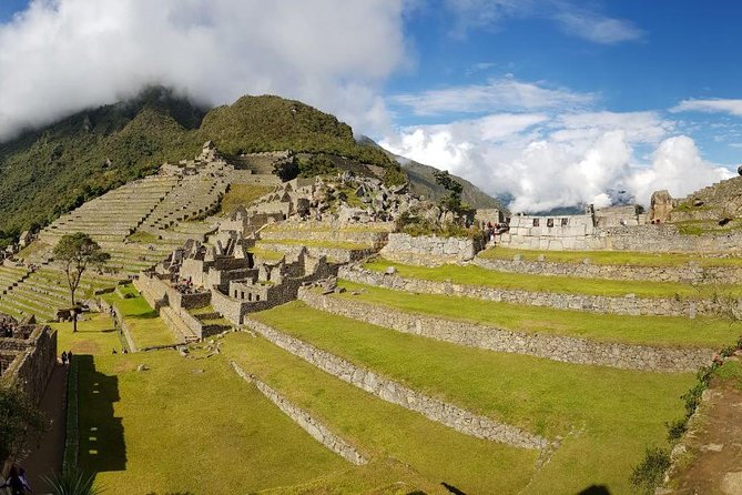 2-Day Sacred Valley & Machu Picchu Group Tour from Cusco - Early morning at Machu Picchu