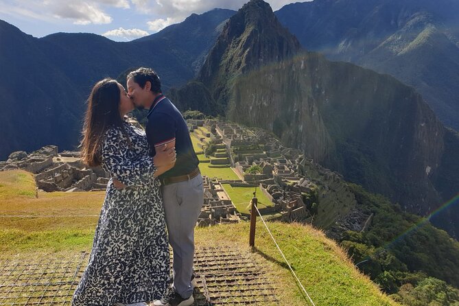 2-Day Sacred Valley & Machu Picchu Group Tour from Cusco - Chinchero textiles and an Inca ceremonial site