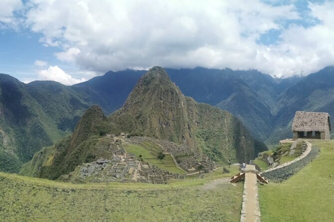 2-Day Tour in Sacred Valley and Machu Picchu from Cusco - Pisac early in the morning