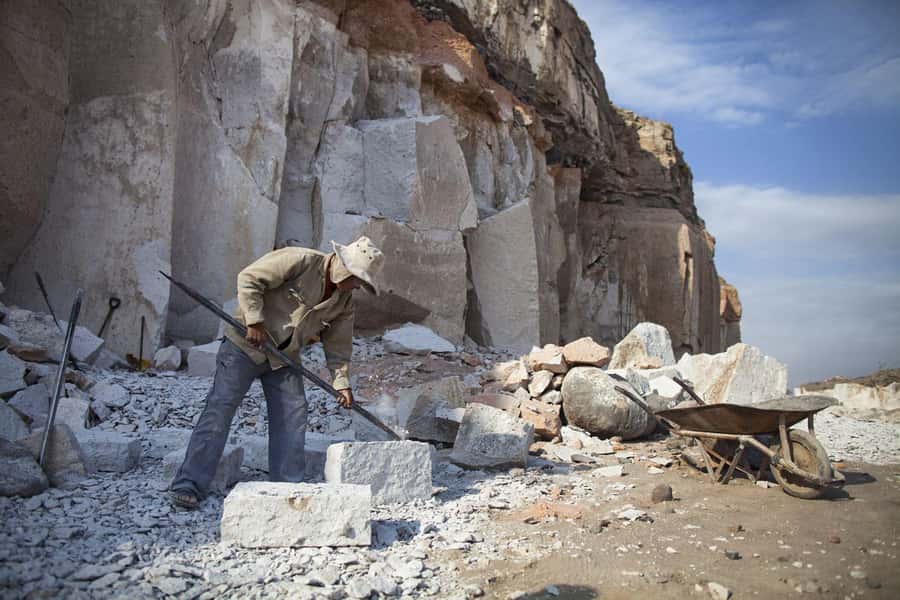 4 hours Tour: Route of Sillar with Trek in Culebrillas - Entering the Añashuayco Quarry