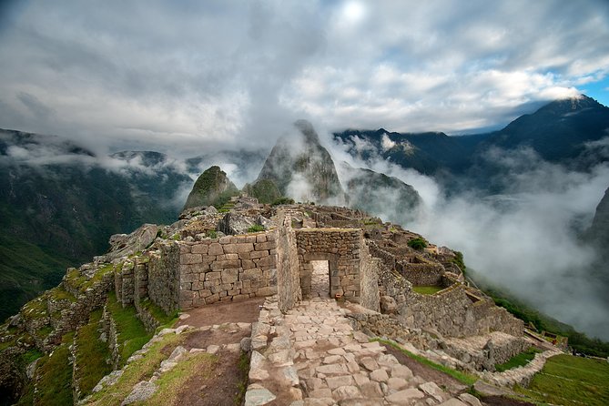 7 Days: Lima, Ica, Cusco & Machupicchu with local flights - Machu Picchu rewards an early start
