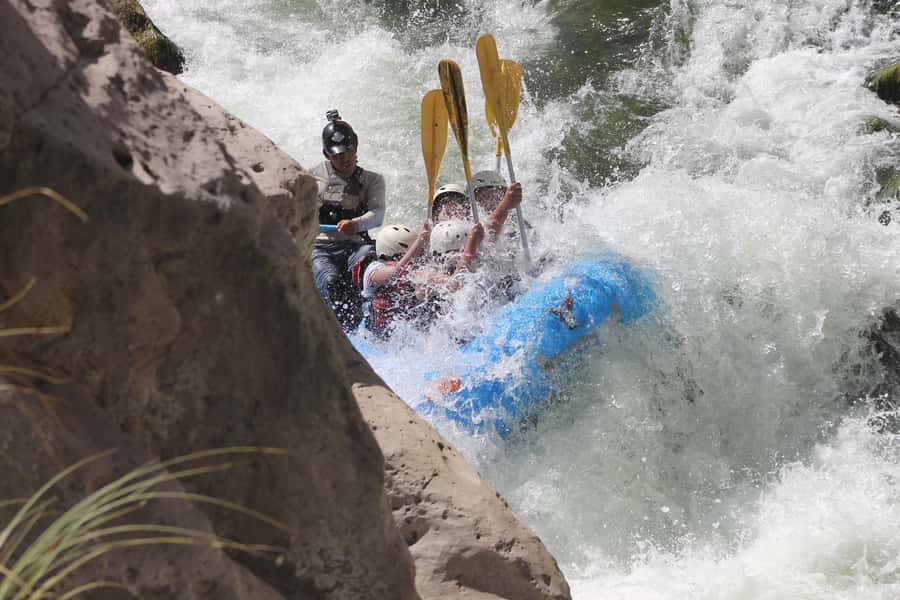 Arequipa: Rio Chili Rafting Tour with Snack - The safety briefing before the first rapid