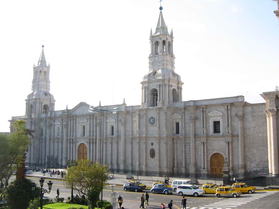 Arequipa: Walking Tour and Santa Catalina Monastery - San Lazaro and the beauty of sillar
