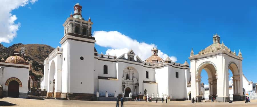 Bolivia: Full day to Copacabana & Isla del Sol - Crossing from Peru into Bolivia at Kasani
