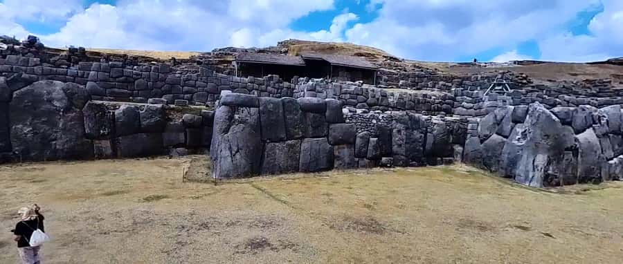 Cusco : Half-Day Explore Inca Ruins qoricancha sacsayhuaman - Puca Pucara: stonework beside the old road