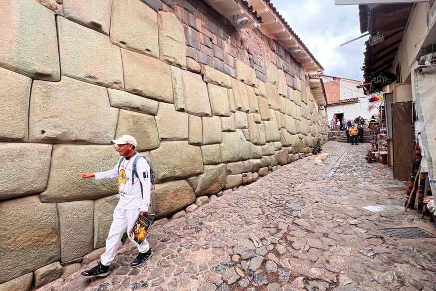 Cusco: Historic Walking Tour with Pisco Sour and Music Show - Cathedral, Company of Jesus, and the Spanish layer