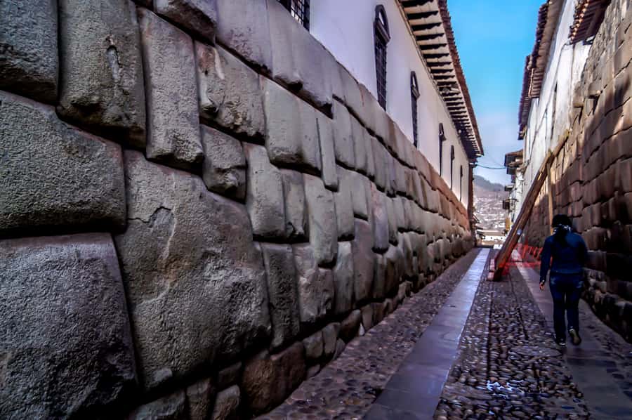 Cusco: Legends and History Night Tour with Pisco Sour - San Blas: legends in the narrow lanes
