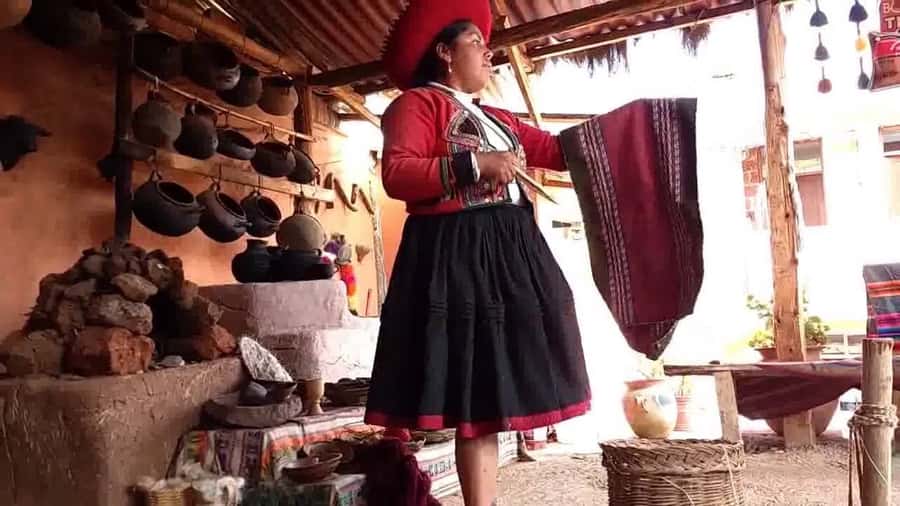 Cusco: Pisac, Ollantaytambo, & Chinchero Sacred Valley Tour - The alpaca textile stop and shopping balance