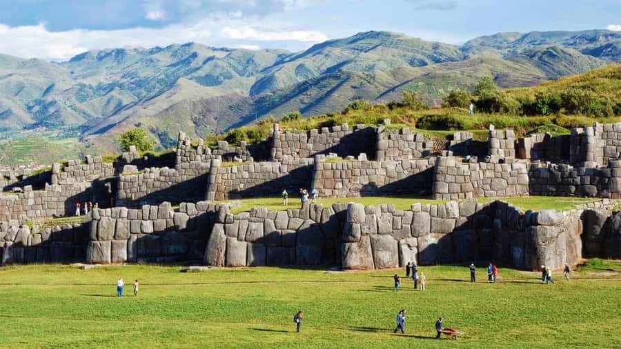 Cusco: Pisac, Sacsayhuaman, Q'enqo, and Tambomachay Tour - Sacsayhuaman and the scale of Inca stonework