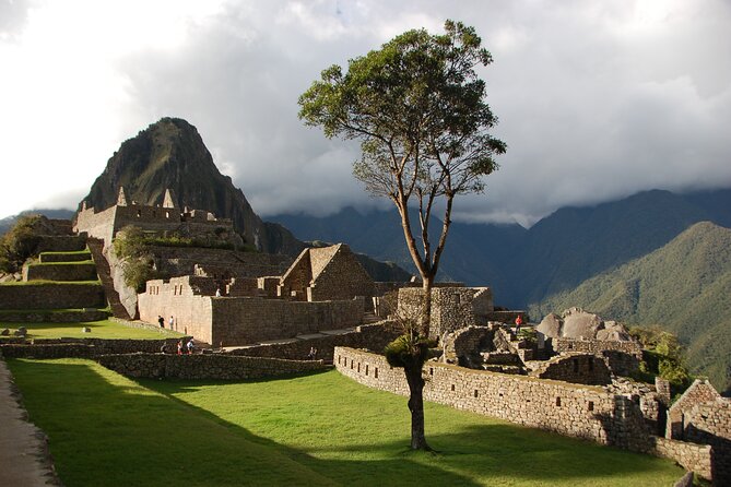Cusco Sacred Valley and Machupicchu 4 Days - Pisac and the market road through the Sacred Valley