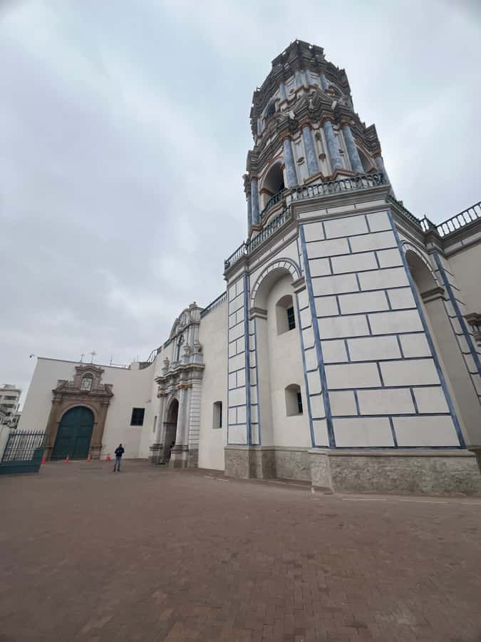 Enjoy Lima Walking Historic Center, Plaza San Martin and Plaza de Armas - Meeting at Plaza San Martín and the Gran Hotel Bolívar