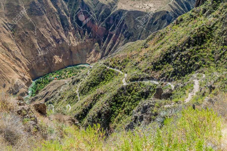 From Arequipa: 2-Day Colca Canyon Trekking Tour - The descent to San Juan de Chuccho