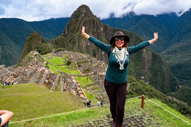 From Cusco - 2-Day Tour to the Sacred Valley and Machu Picchu with Lunch - Urubamba lunch and the middle of the valley