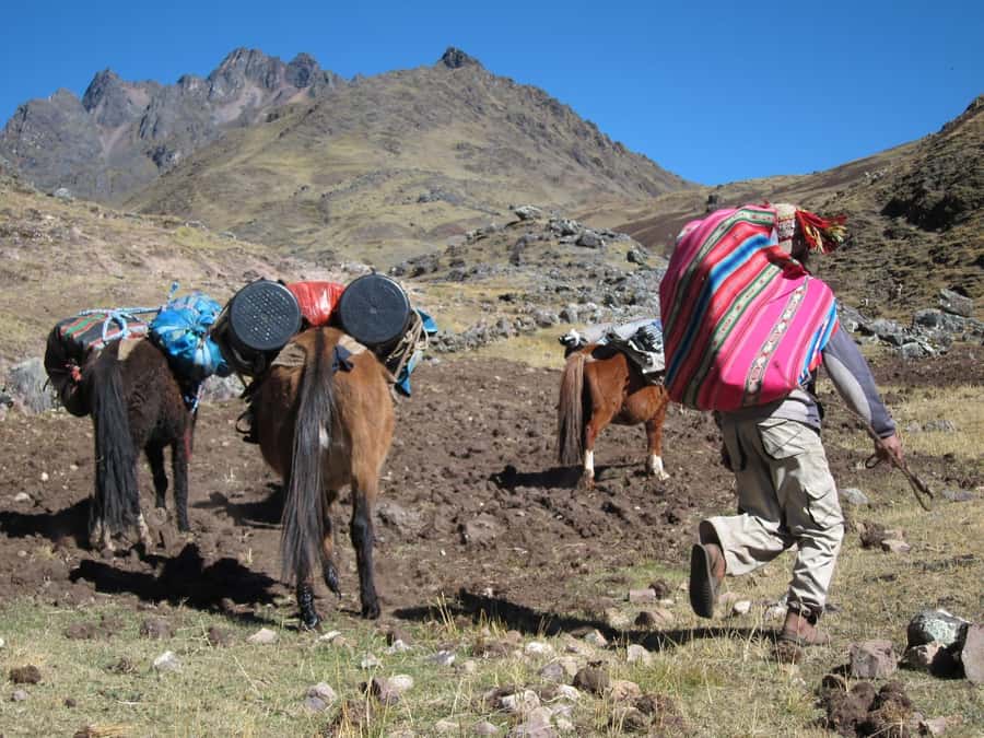 From Cusco: 7 Lakes Ausangate Trek with Breakfast and Lunch - Photo stops and the pace of the group