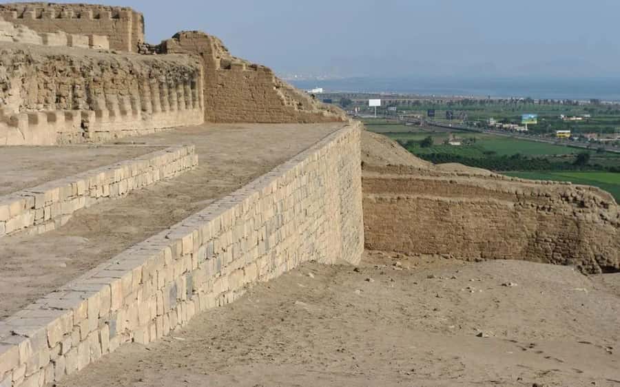 From Lima: Pachacamac Inka Pyramids & The Larco Museum Tour - The guide can make or break the experience