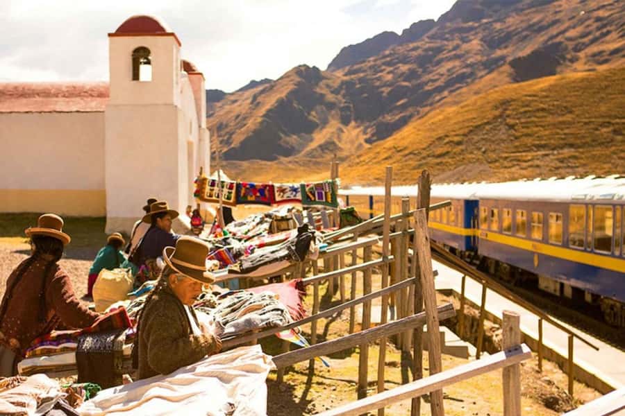 From Puno: Travel to Cusco in Titicaca Train All Inclusive - Lunch served while the highlands pass