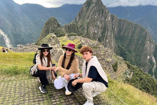 Full Day Private Guided Tour in Machu Picchu - Finding your guide in Aguas Calientes