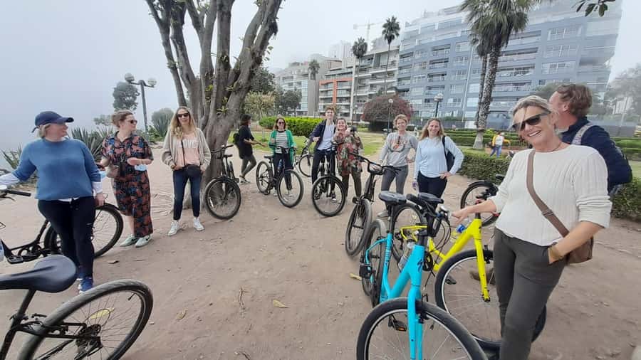 Lima Bike Tour: La Costa Verde & Jesus Statue in Chorrillos - The climb to Cristo del Pacífico