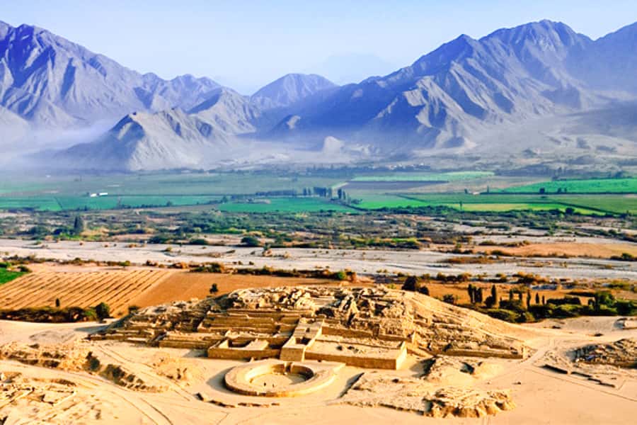 Lima: Caral Full-Day Private Excursion with Meals - Walking through the pyramids and plazas of Caral
