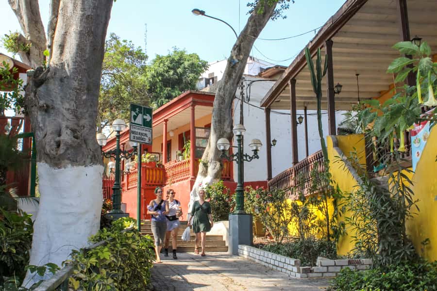 Lima Full-Day Main Attractions Tour - Lunch and sea views in Barranco