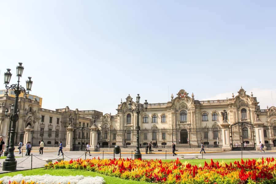 Lima: Historic Downtown, Miraflores & Catacombs Private Tour - Entering the colonial heart of Cercado de Lima
