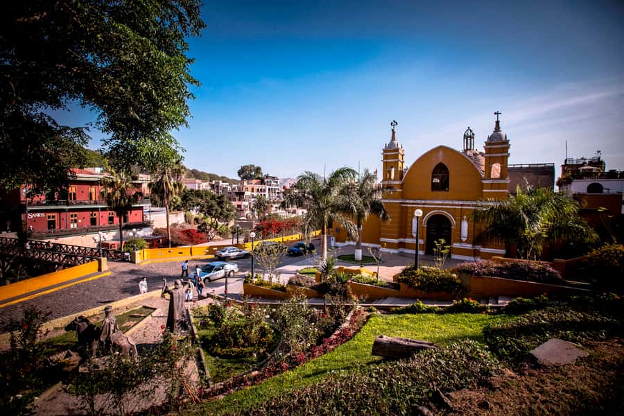 Lima: Pachacamac Ruins & Barranco Half-Day Guided Tour - Walking through the temples and enclosures