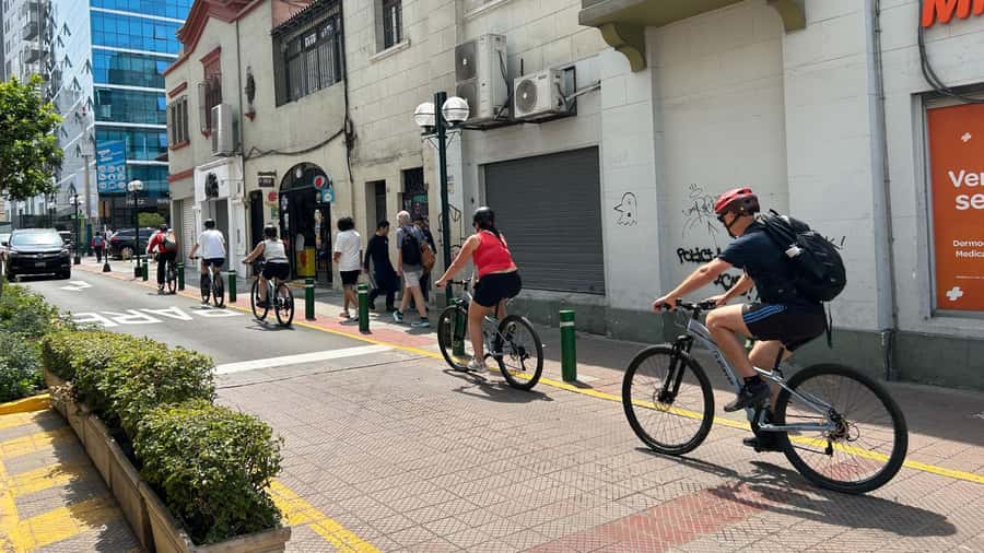 Lima: Sightseeing Bike Tour with Food and Drink Tastings - Riding through Miraflores and along the Malecón