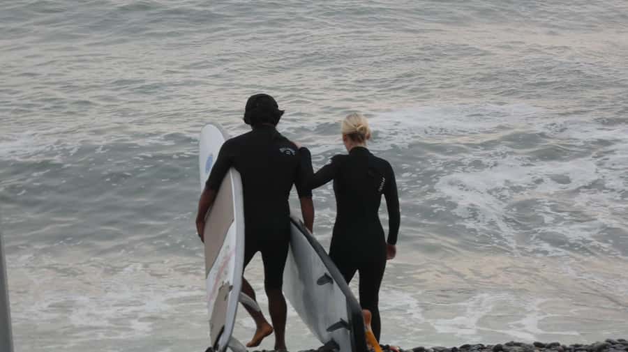 Lima: Surf Class with Equipment and Instructor - One hour in the water