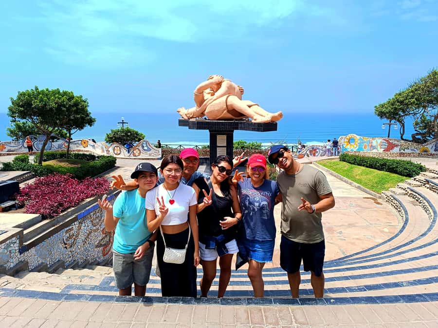 Lima: Tour in Miraflores, San Isidro, Barranco & Chorrillos - Guides, group size, and the feel of the day