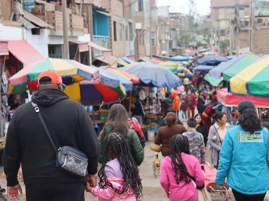 Lima: Villa El Salvador Shanty Town Tour - The market and community kitchen