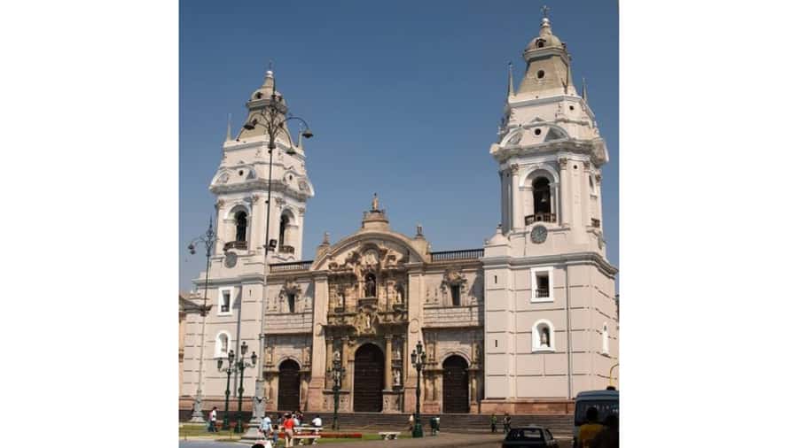 LIMA WALKING TOUR CATACOMBS FROM MIRAFLORES, HISTORICAL CENTER, WINES+BUS - A small taste of pisco and wine