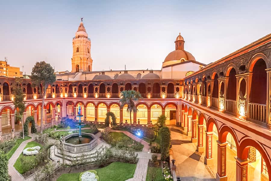Lima: Water Magic Circuit, Downtown and Catacombs Night Tour - Lima traffic and the value of private transport