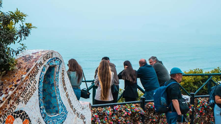 Miraflores & Barranco: Lima’s Modern and Bohemian Tour - Starting in Miraflores at Kennedy Park