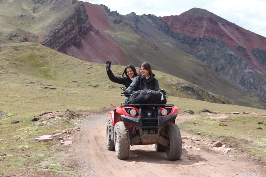 Montaña de Colores: tour en cuatrimotos día completo - Reaching Rainbow Mountain above 4,000 meters