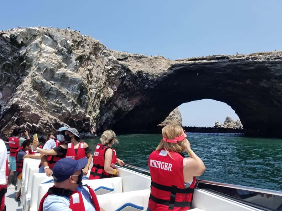 Paracas: Ballestas Island & Nature Reserve all inclusive - The Candelabro geoglyph, a desert mystery by the sea