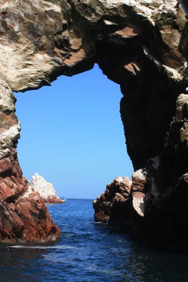 Paracas: speedboat BALLESTAS ISLANDS TOUR - The Candelabro geoglyph from the water