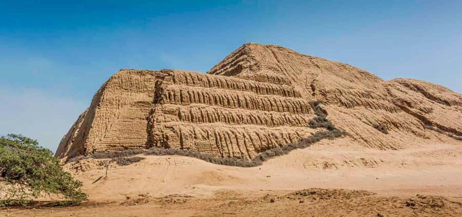 Pyramids of the Sun and the Moon, Huanchaco and Chan Chan - The Pyramids of the Sun and Moon reveal Moche power