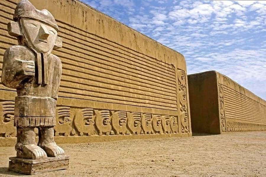 Pyramids of the Sun and the Moon, Huanchaco and Chan Chan - Huaca del Dragon brings Chimú symbols to life