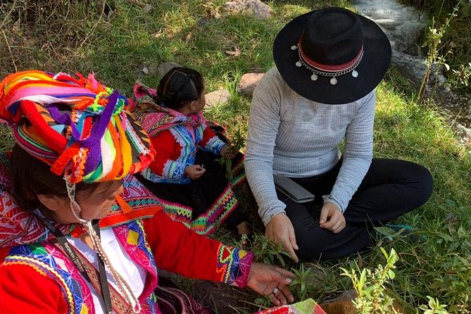 Sacred Valley Textile Workshop – Dyeing & Weaving in Cusco - From wool to yarn, with plenty of help