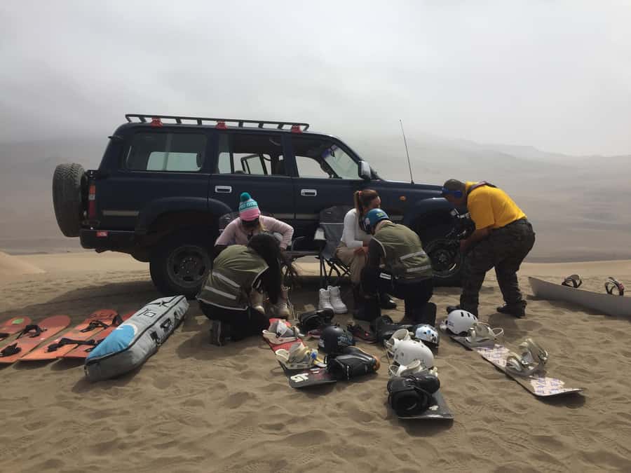 Sandbording in Lima - The vintage Land Cruiser makes the journey memorable