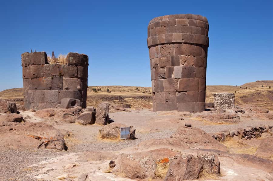 Sillustani: Chullpas de Sillustani Afternoon Half-Day Tour - Sillustani’s towers beside Umayo Lagoon