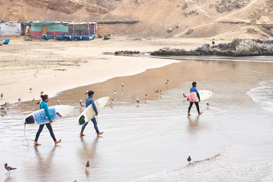 Surfing experience in Lima - Patient instruction for first-time surfers