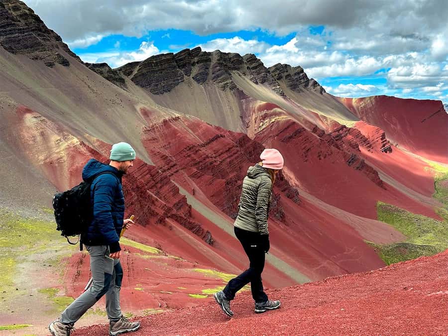 Tour de un día a la Montaña del Arco Iris y el Valle Rojo - The day begins before sunrise in Cusco