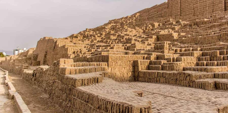 Tour Huaca Pucllana: Pyramids and Pre-Columbian Antiquity - Walking through the adobe pyramids