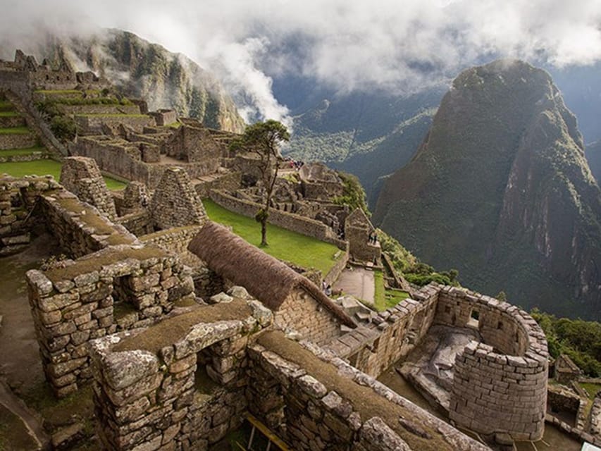 TOUR TO MACHU PICCHU FULL DAY BY TRAIN – The Best Adventure - Meeting your guide in Aguas Calientes