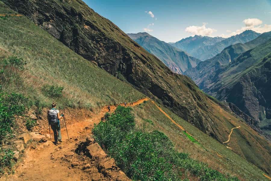 Trek to Choquequirao 4 days - Day one: four hours on the road, then a long descent