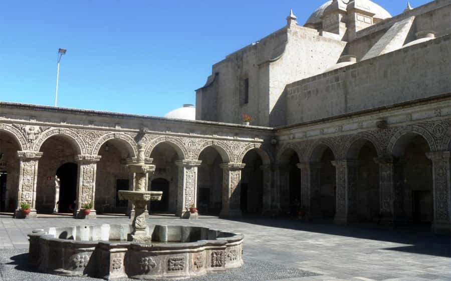 Walking tour in the Historic Center of Arequipa - The Plaza de Armas and Arequipa’s white-stone face