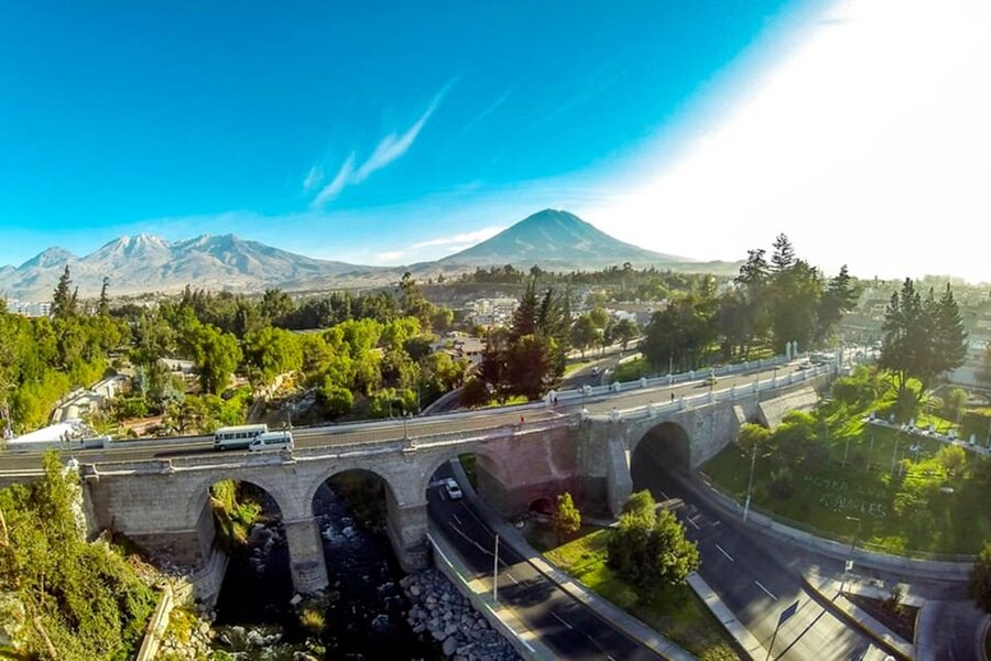 Walking tour in the Historic Center of Arequipa - Company cloisters and colonial courtyards